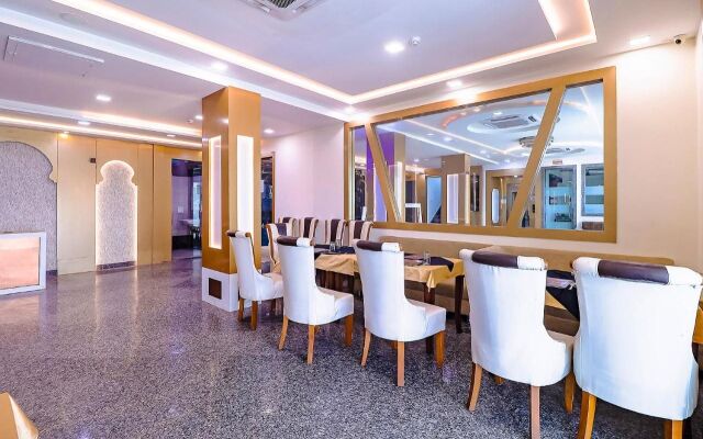 Fabhotel Swess Grand