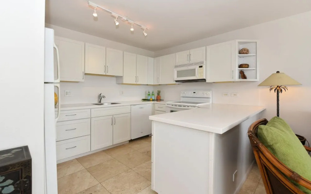 Lahaina Roads #205 1 Bedroom Condo by Redawning