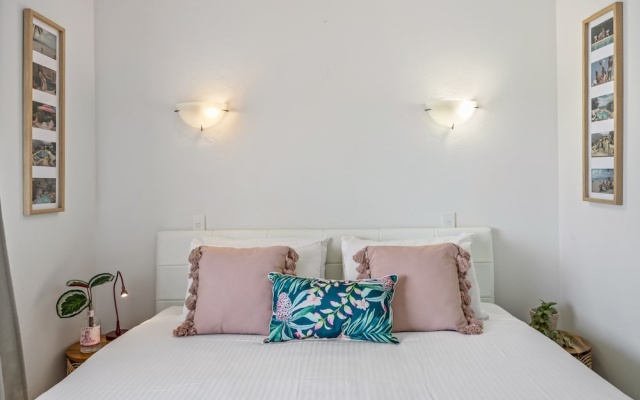 Great Location 1-bed With Pool – Guest Rooms – Alexandra Headland