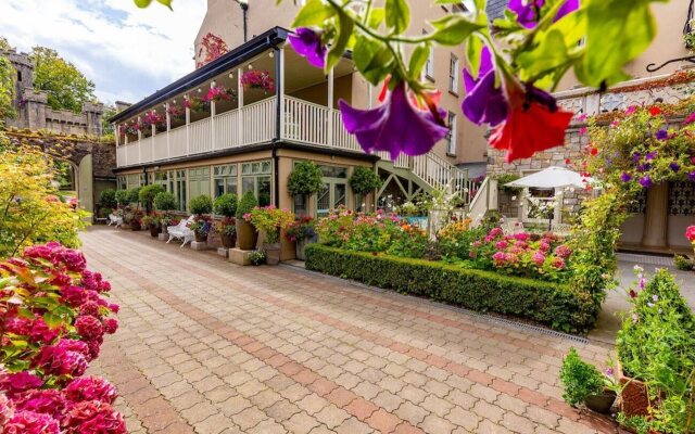 Step House Hotel