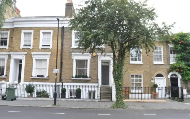 Stunning 3 Bedroom House in Clapham Manor