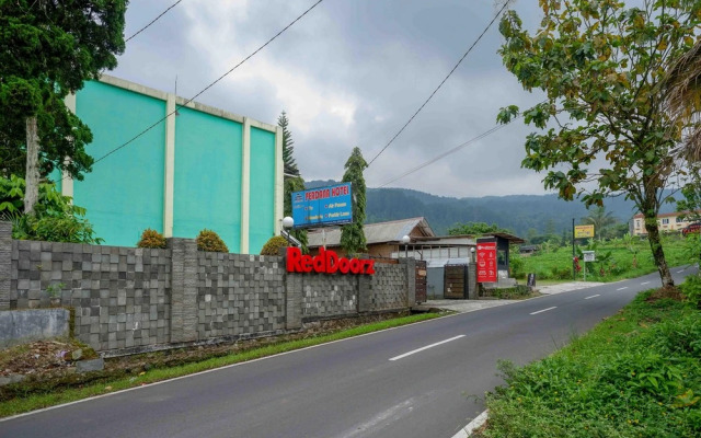 RedDoorz near Lokawisata Baturaden