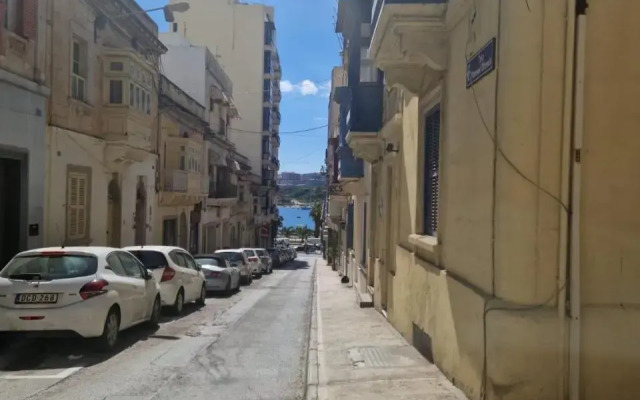 Spacious 4-Bedrooms Townhouse in Tas-Sliema
