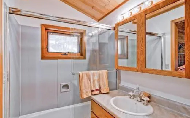 Red Fox Retreat - 2BR/2BA Tri-Level Home