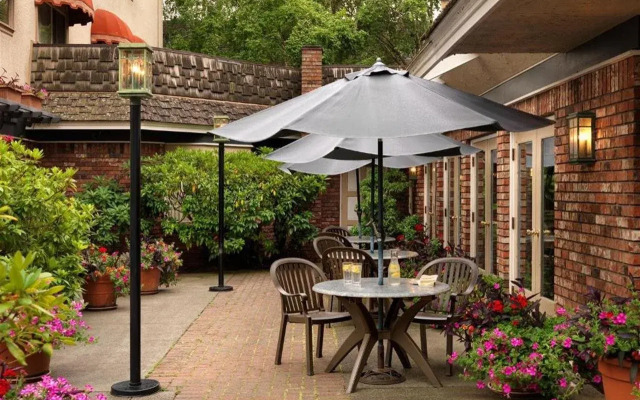 Royal Scot Hotel & Suites
