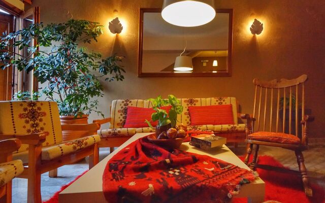 To Balcony tis Agorianis