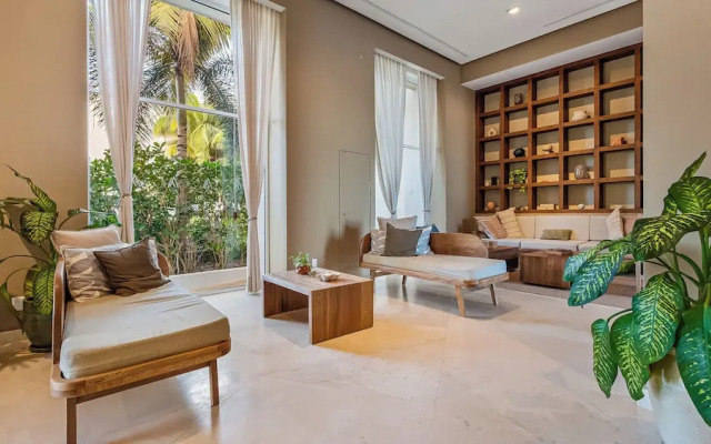Gorgeous 1BR with Pools & Sea Views