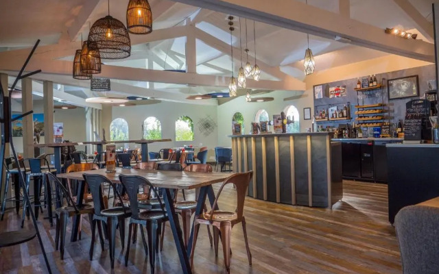 Отель Logis Hôtel Uzès Pont du Gard