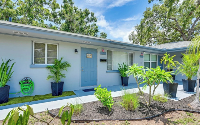 Outdoor Entertainment Area: Clearwater Condo!