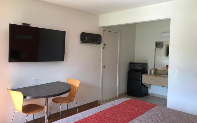 Motel 6 Clute, TX
