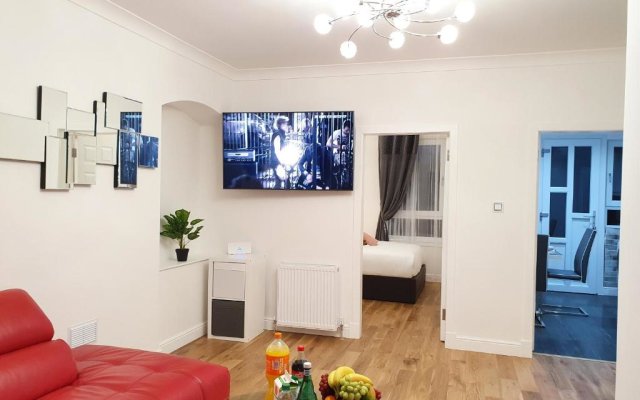 Glasgow Comfortable and Modern 3 Bedroom Mid Terraced Villa