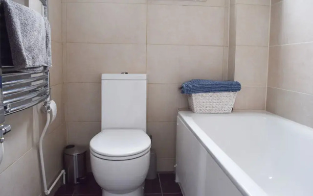 Large 3 Bedroom Family Home in Tooting