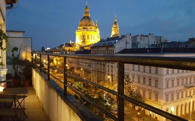 Basilica View Apartment With Balcony