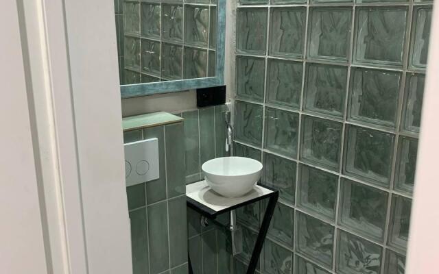 Crystalbox (Кристалбокс) на улице Коминтерна 15