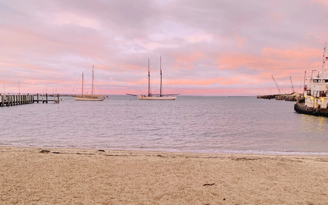 Vineyard Harbor Motel - Private Beach