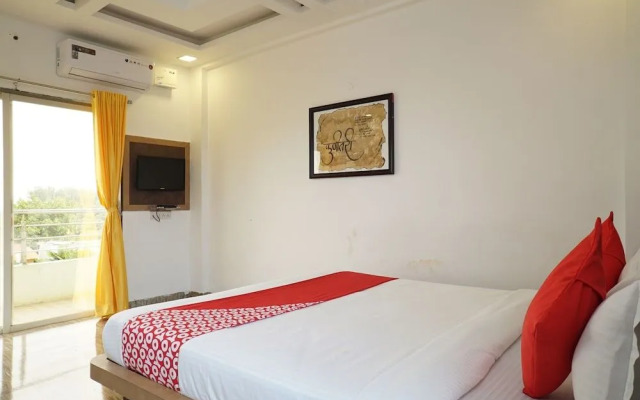 OYO 18730 Galaxy Inn