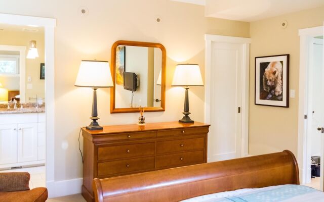 Spacious Town Home With Private Hot Tub