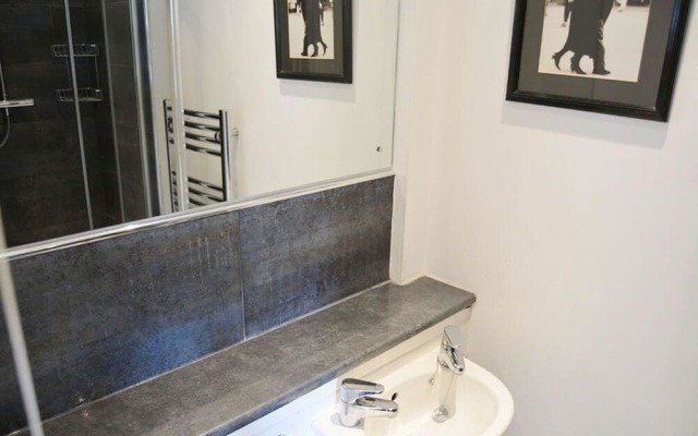 Stylish Pet-friendly Lakeside Retreat In The Cotswold Water Park