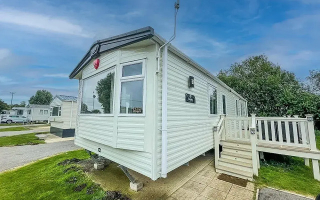 Caravansleeps6-hottub-garden-waterwonderland