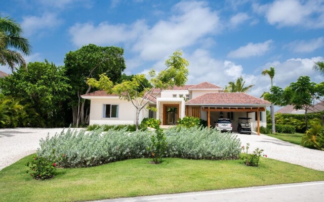 Cozy 5-bedroom Villa With Beaituful Views of La Cana Golf Course