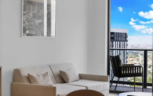 Skyline Retreat Chic 1-BR with City View
