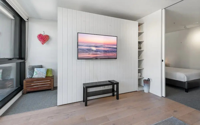 Sleek South Melbourne Pad, 1-bed by Albert Park