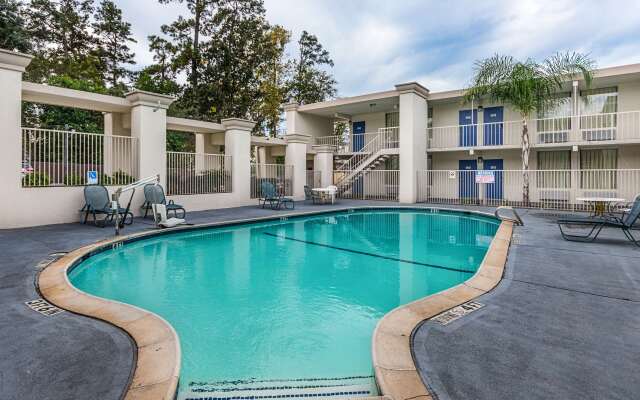 Motel 6 Cleveland, TX