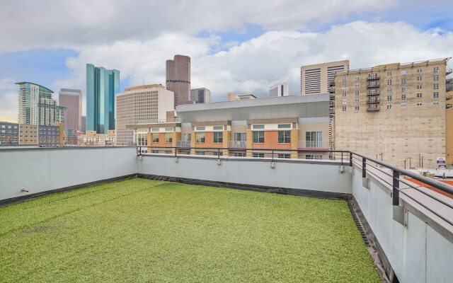 Swanky Downtown Loft! City Views! Sleeps 10!