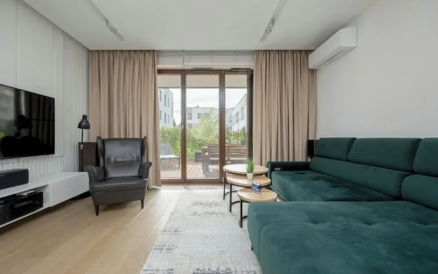 Family 3-bedroom Apartment by Renters