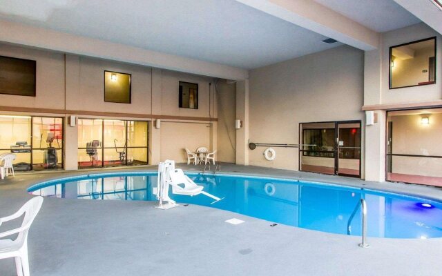 Econo Lodge Inn & Suites