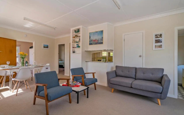 Sun Seeker Bach - Ferry Landing Holiday Home