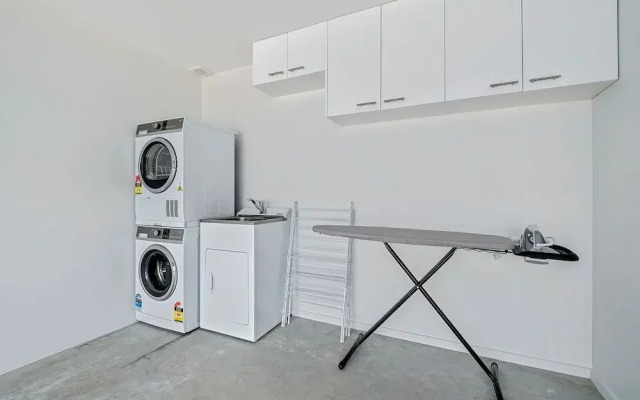 Bright, Modern, Plush - Brand New Townhouse