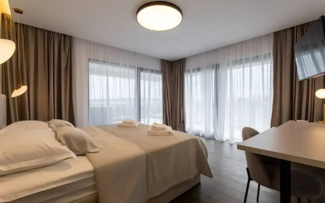 Moonlit Mirage Villa With Pool, Gym and Sauna