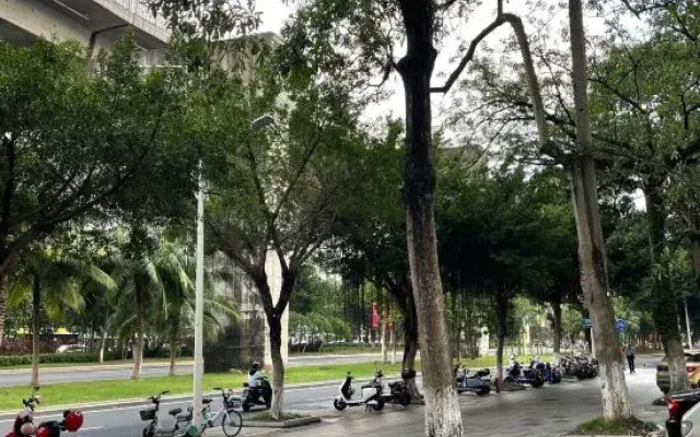 Haikou Muyue Intelligent Hotel (Wuyue Plaza High-speed Railway East Station)