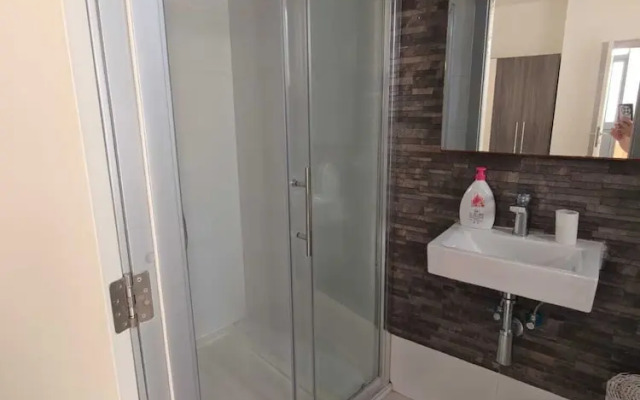 Twin Room with Laundry in Pembroke