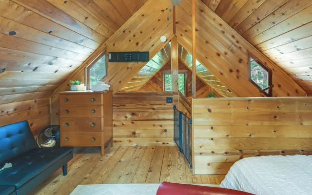 Fire Pit, Deck & Grill: Cozy Twain Harte Cabin!