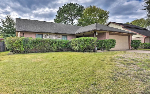 Pet-friendly Missouri City Home w/ Fenced-in Yard!