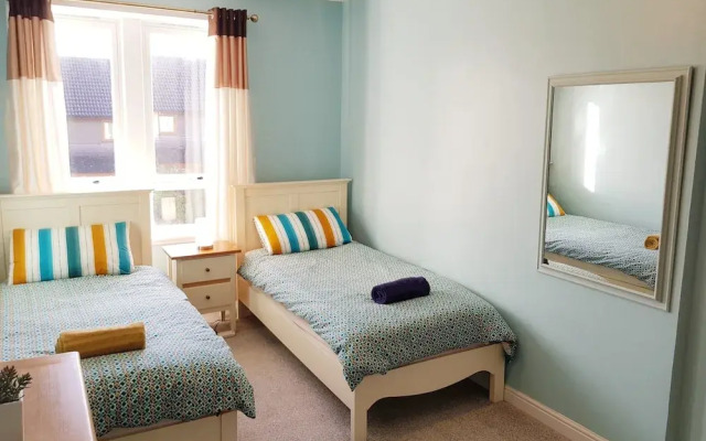 Warm Cosy Family Home With Free Parking