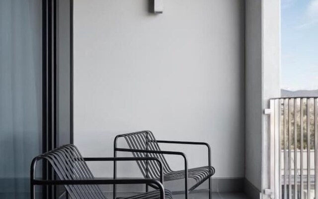 Burbury Hotel & Apartments