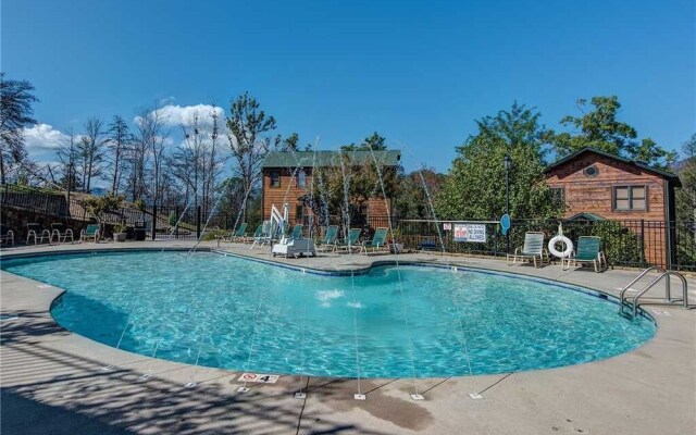 Majestic Manor - Three Bedroom Cabin