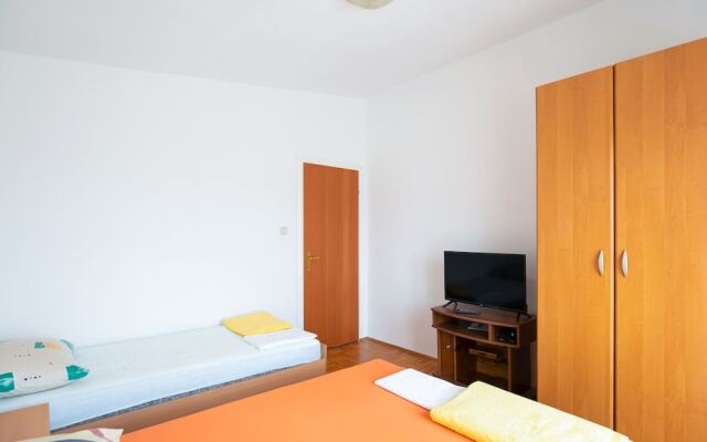 Lovely Apartment in Krneza Near Seabeach