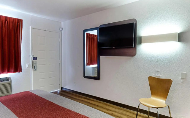 Motel 6 Shaw Ave & Hwy 99