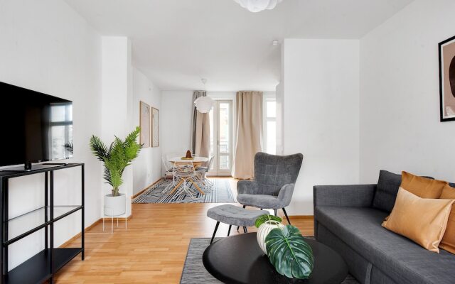 Sanders Constantin - Chic 2-bdr Apt With Balcony
