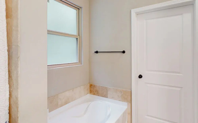 2 Mi to Beach! Group-friendly Navarre Getaway