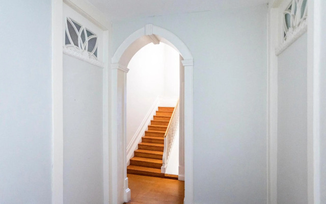 Bonjardim Studio w/ Balcony by LovelyStay