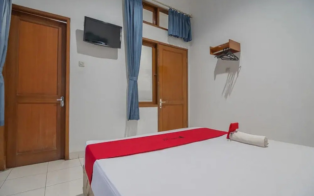 RedDoorz near Setrasari Mall