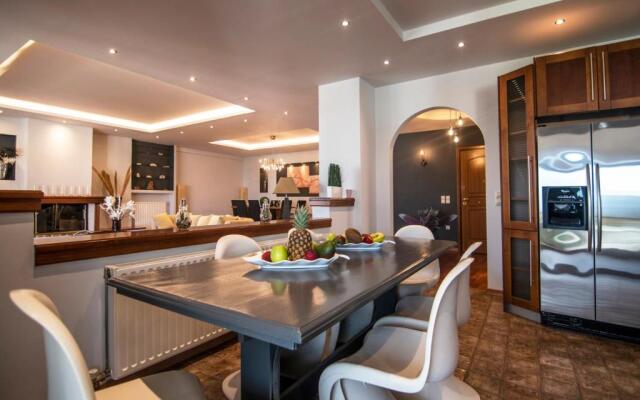 Akrata's Elegant Luxury Suite