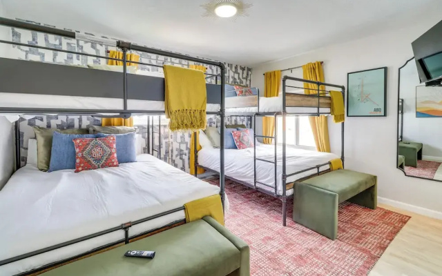 Central Albuquerque Getaway w/ Hot Tub & Grill!