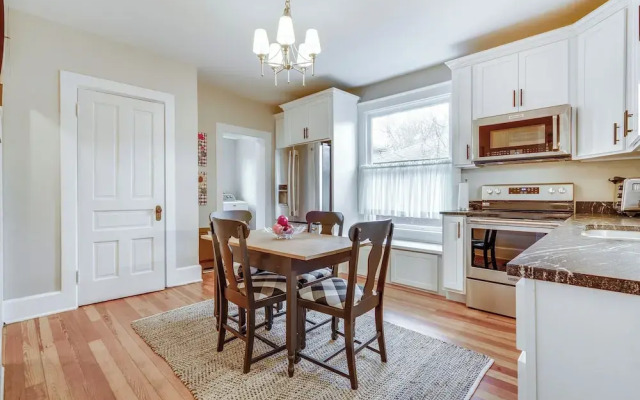Walk to Garden & Restaurants: Zanesville Apartment