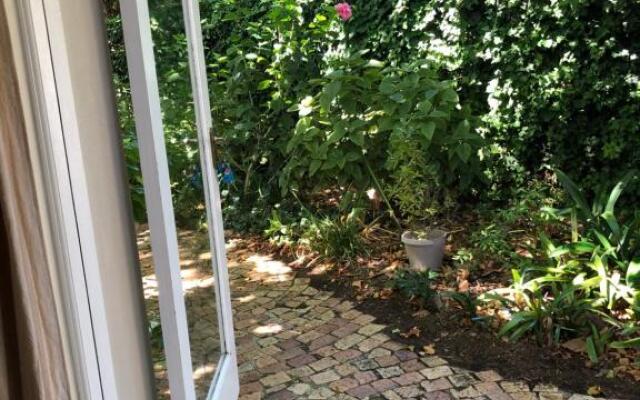 Guest suite in leafy Constantia